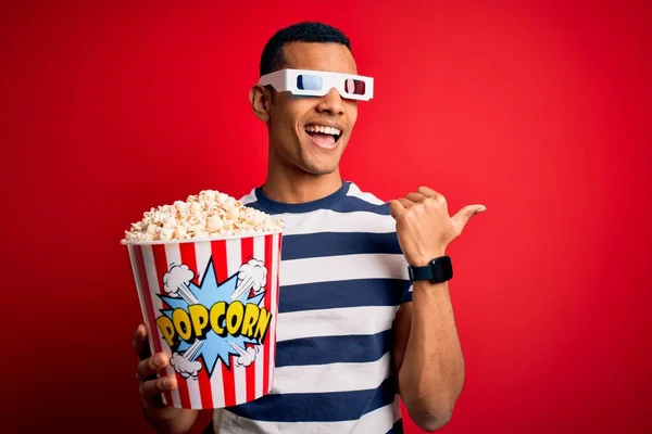 Junge Gutaussehende Afrikanisch Amerikanische Mann Film Mit Brille Essen Popcorn — Stockfoto