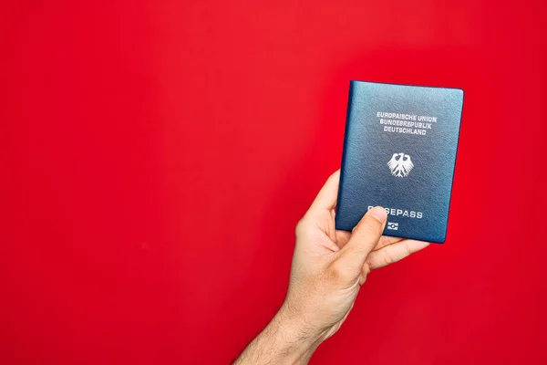 Alman Pasaportlu Adamın Güzel Eli Izole Edilmiş Kırmızı Arka Planda — Stok fotoğraf