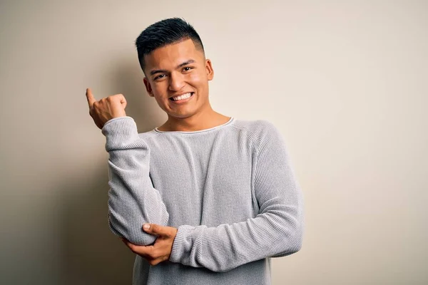 Homem Latino Bonito Jovem Vestindo Camisola Casual Sobre Fundo Branco — Fotografia de Stock