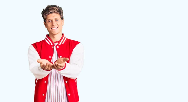 Homem Bonito Jovem Vestindo Uniforme Beisebol Sorrindo Com Mãos Palmas — Fotografia de Stock