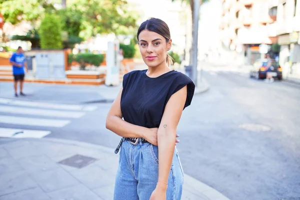 Mulher Bonita Vestindo Roupas Elegantes Meio Rua Cidade — Fotografia de Stock