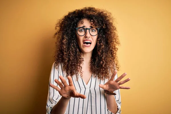 Joven Hermosa Mujer Con Pelo Rizado Piercing Vistiendo Camisa Rayas — Foto de Stock