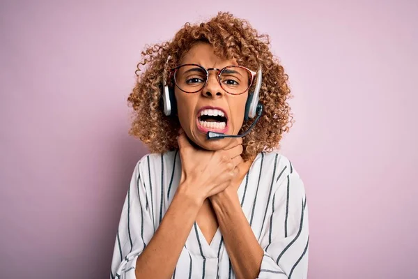 Afroamerikanisch Lockige Callcenter Agentin Arbeitet Mit Headset Über Rosa Hintergrund — Stockfoto