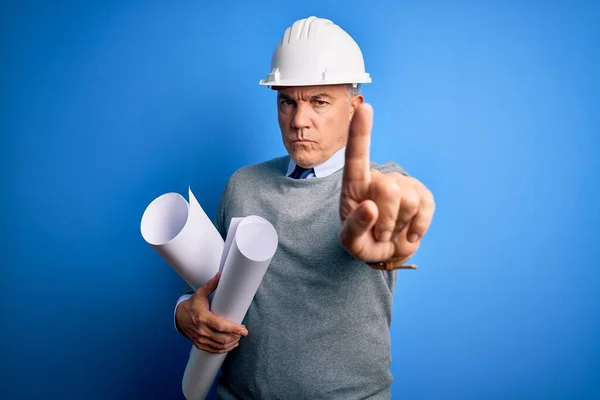 Meia Idade Bonito Homem Arquiteto Cabelos Grisalhos Usando Capacete Segurança — Fotografia de Stock