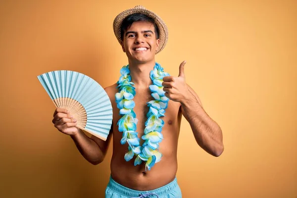 Joven Turista Vacaciones Con Traje Baño Flores Lei Hawaiano Sosteniendo — Foto de Stock