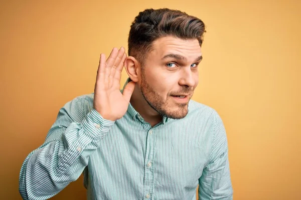 Jovem Homem Negócios Com Olhos Azuis Vestindo Camisa Verde Elegante — Fotografia de Stock