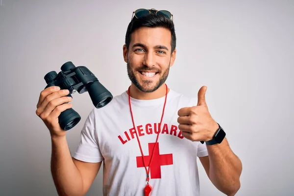 Ung Badvakt Man Med Skägg Bär Shirt Med Rött Kors — Stockfoto