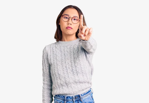 Genç Güzel Çinli Kız Gündelik Giysiler Giyip Parmağını Kaldırmış Kızgın — Stok fotoğraf