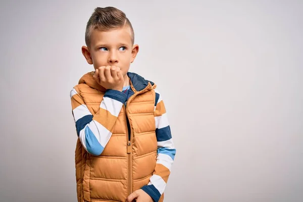 Mavi Gözlü Küçük Beyaz Çocuk Izole Arka Planda Kışlık Ceket — Stok fotoğraf