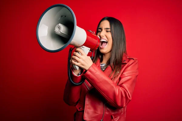 Mulher Hispânica Gritando Irritada Com Protesto Através Megafone Gritando Animado — Fotografia de Stock