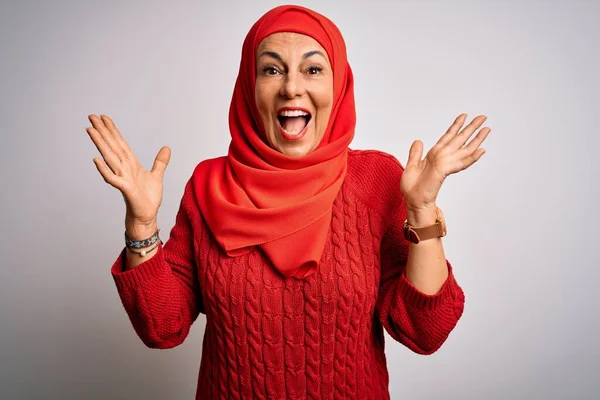 Brünette Frau Mittleren Alters Die Einen Traditionellen Muslimischen Hijab Über — Stockfoto