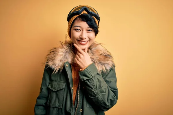 Hermosa Chica Esquiadora Asiática Usando Ropa Deportiva Nieve Usando Gafas —  Fotos de Stock