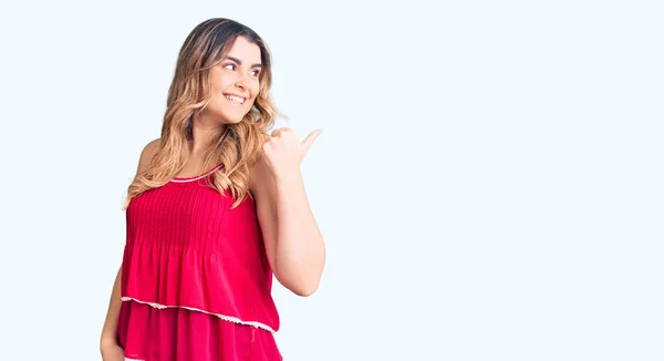 Mujer Joven Caucásica Vistiendo Ropa Casual Sonriendo Con Cara Feliz —  Fotos de Stock