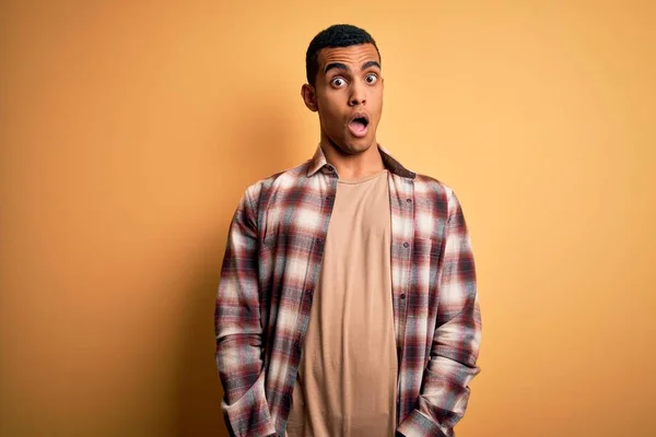 Joven Hombre Afroamericano Guapo Usando Camisa Casual Pie Sobre Fondo —  Fotos de Stock