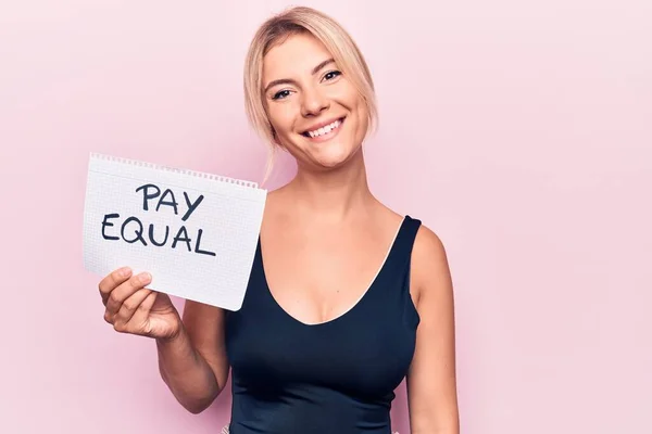 Mooie Blonde Vrouw Vraagt Gelijkheid Economie Holding Papier Met Betalen — Stockfoto
