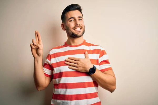 Ung Stilig Man Bär Casual Randig Shirt Stående Över Isolerad — Stockfoto