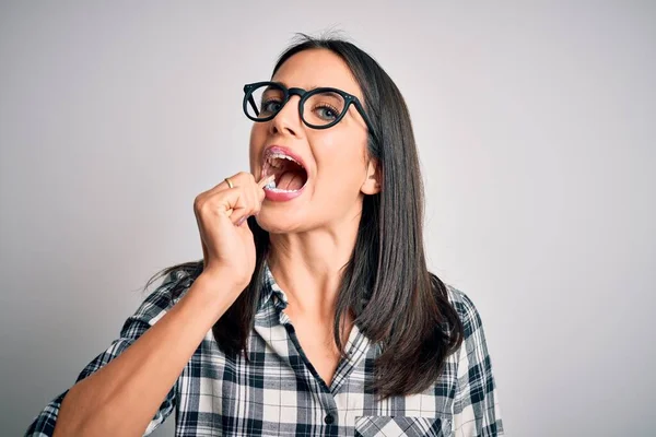 Young Caucasian Woman Wearing Glasses Brushing Her Teeth Using Tooth — Stock Photo, Image