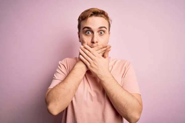 Joven Hombre Pelirrojo Guapo Escuchando Música Usando Auriculares Sobre Fondo —  Fotos de Stock