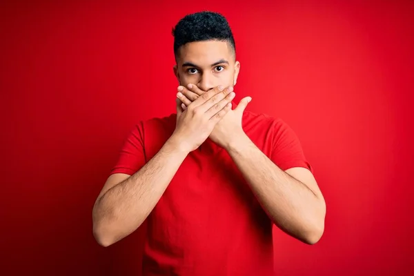 Homem Bonito Jovem Vestindo Pólo Casual Vermelho Sobre Fundo Isolado — Fotografia de Stock