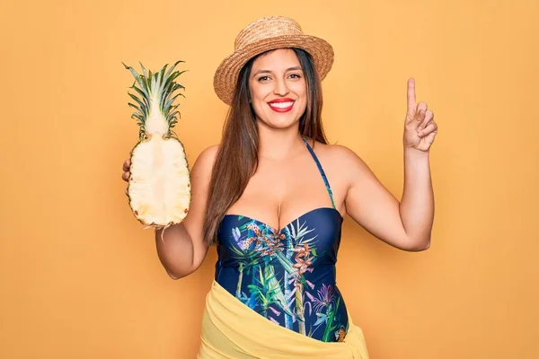 Mujer Hispana Joven Con Sombrero Verano Traje Baño Sosteniendo Piña —  Fotos de Stock