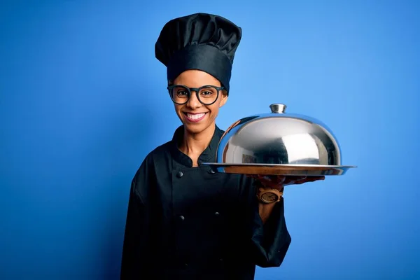 Ung Afrikansk Amerikansk Spis Kvinna Bär Uniform Håller Servitör Bricka — Stockfoto