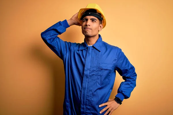 Joven Trabajador Afroamericano Guapo Vestido Con Uniforme Azul Casco Seguridad —  Fotos de Stock