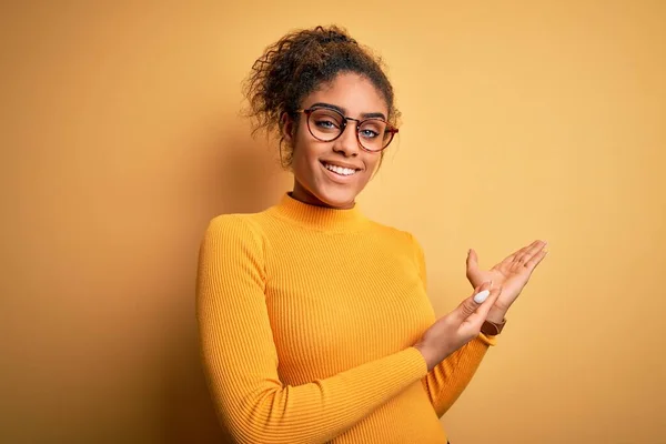 Jovem Bela Menina Afro Americana Vestindo Suéter Óculos Sobre Fundo — Fotografia de Stock