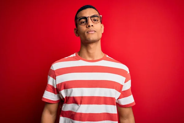 Hombre Afroamericano Guapo Joven Que Usa Una Camiseta Rayas Casuales —  Fotos de Stock