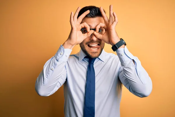 Giovane Uomo Affari Bello Indossa Cravatta Occhiali Piedi Sfondo Giallo — Foto Stock