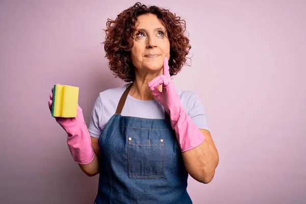 Medio Età Capelli Ricci Donna Pulizia Facendo Lavori Domestici Indossando — Foto Stock