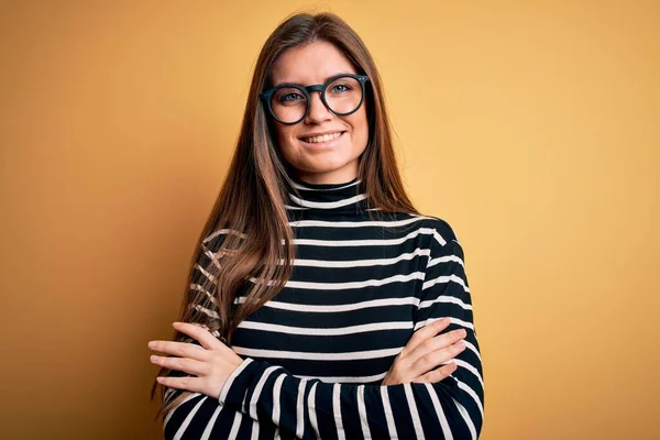 Mooie Vrouw Met Blauwe Ogen Met Gestreepte Trui Bril Gele — Stockfoto