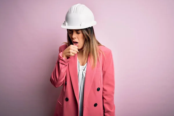 Jovem Bela Morena Arquiteta Mulher Usando Capacete Segurança Sobre Fundo — Fotografia de Stock