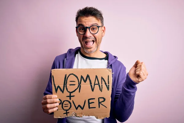 女性のパワーメッセージと女性の権利を保持するバナーを求めて若いハンサムな男は誇りと勝利と成功を祝う非常に興奮し 応援感情 — ストック写真