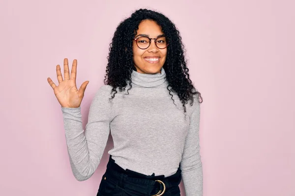 Jonge Afrikaanse Amerikaanse Vrouw Dragen Coltrui Bril Roze Achtergrond Tonen — Stockfoto