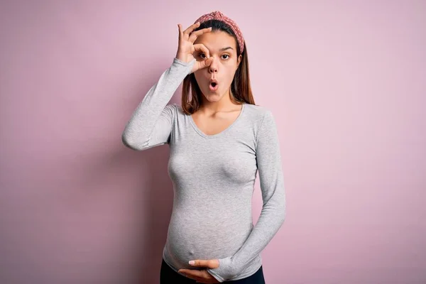 Jong Mooi Tiener Meisje Zwanger Verwacht Baby Geïsoleerde Roze Achtergrond — Stockfoto