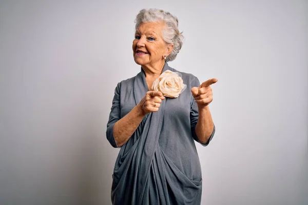 Senior Hermosa Mujer Pelo Gris Con Vestido Casual Pie Sobre —  Fotos de Stock