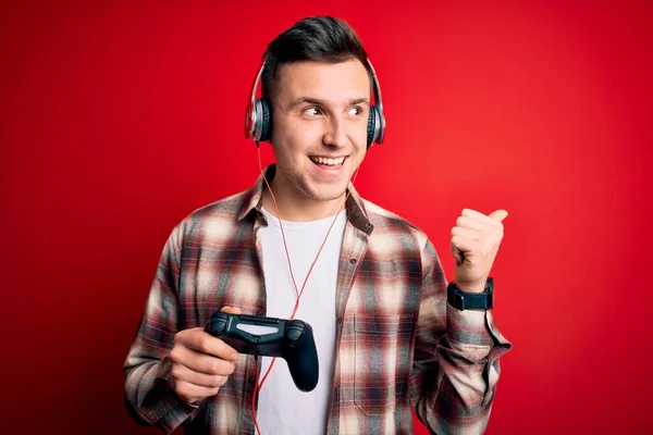 Νεαρός Όμορφος Καυκάσιος Gamer Άντρας Που Παίζει Βιντεοπαιχνίδια Χρησιμοποιώντας Χειριστήριο — Φωτογραφία Αρχείου