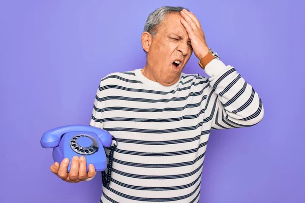 Älterer Gutaussehender Grauhaariger Mann Mit Einem Alten Mobiltelefon Vor Violettem — Stockfoto