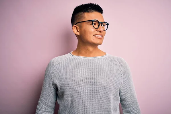 Homem Latino Bonito Jovem Vestindo Camisola Casual Óculos Sobre Fundo — Fotografia de Stock