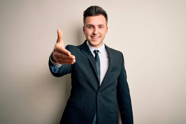 Joven Hombre Negocios Guapo Con Traje Elegante Corbata Sobre Fondo —  Fotos de Stock