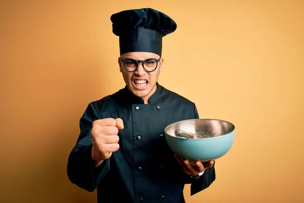 Joven Chef Brasileño Con Uniforme Cocina Sombrero Usando Tazón Batidor —  Fotos de Stock