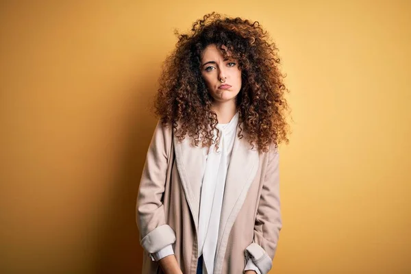 Jonge Mooie Brunette Vrouw Met Krullend Haar Piercing Dragen Casual — Stockfoto