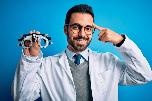 Junger Gutaussehender Optischer Mann Mit Bart Optometriebrille Über Blauem Hintergrund — Stockfoto