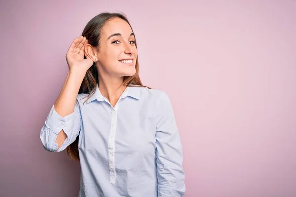 Jovem Mulher Negócios Bonita Vestindo Camisa Elegante Sobre Fundo Rosa — Fotografia de Stock