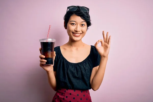 Jonge Mooie Chinese Vrouw Drinken Cola Bruisende Drank Met Behulp — Stockfoto