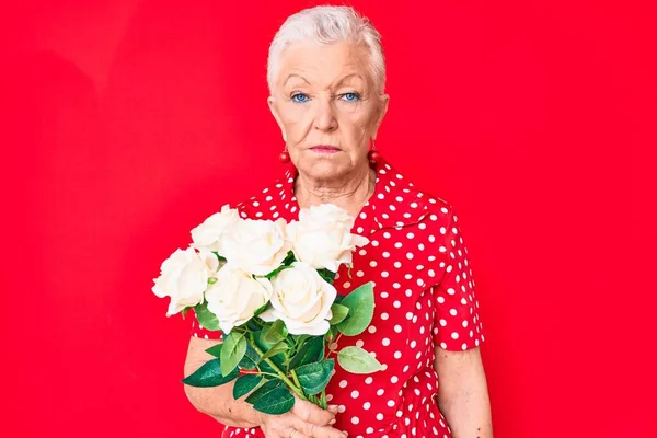 Senior Gyönyörű Kék Szemekkel Ősz Haj Gazdaság Csokor Fehér Virágok — Stock Fotó