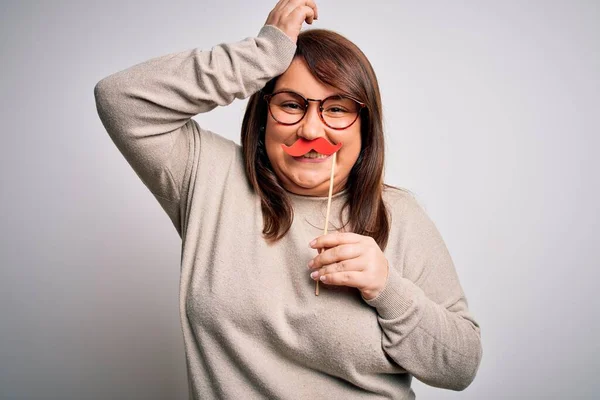 Vacker Storlek Kvinna Som Håller Falska Parti Mustasch Över Isolerade — Stockfoto