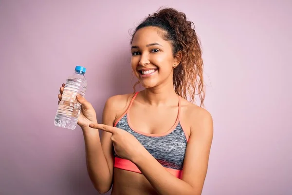 Schöne Sportlerin Mit Lockigem Haar Beim Sport Sportbekleidung Trinkflasche Wasser — Stockfoto