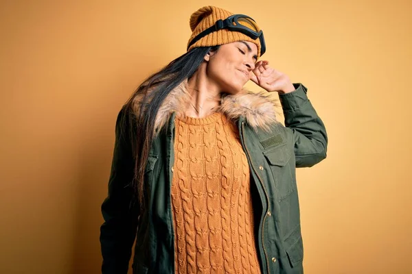 Joven Mujer Hispana Hermosa Usando Gafas Esquí Abrigo Para Clima — Foto de Stock