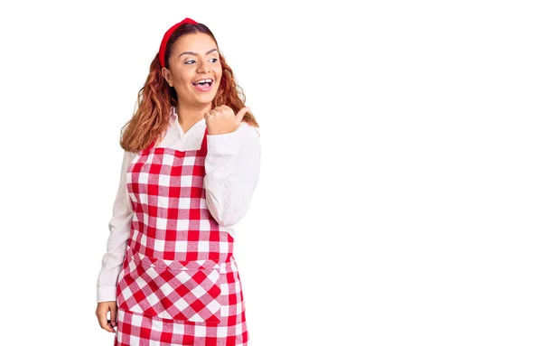 Mujer Latina Joven Usando Delantal Sonriendo Con Cara Feliz Mirando — Foto de Stock